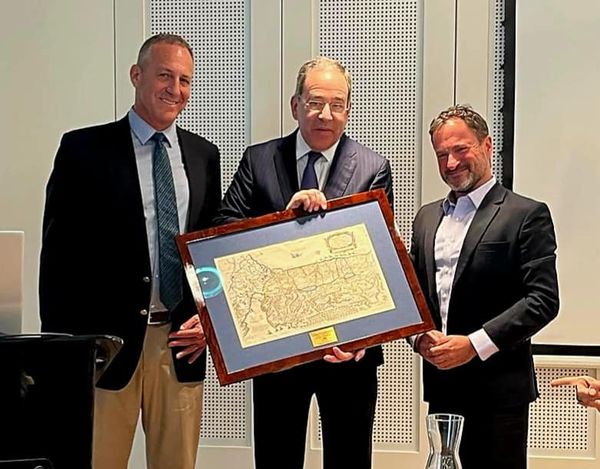 Oded Rose (left) and Oren Sagi (right) and Ambassador Nides with a token of thank you from AmCham's members to Ambassador Nides for his dedicated service in past two years